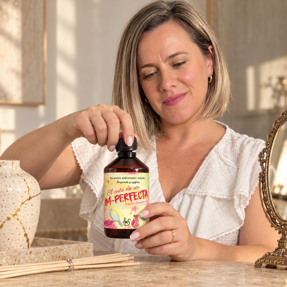 Ana Belén fundadora de D'Arome, abriendo el recambio mikado Im-Perfecta de LoeS antes de rellenar su difusor – D'Arome