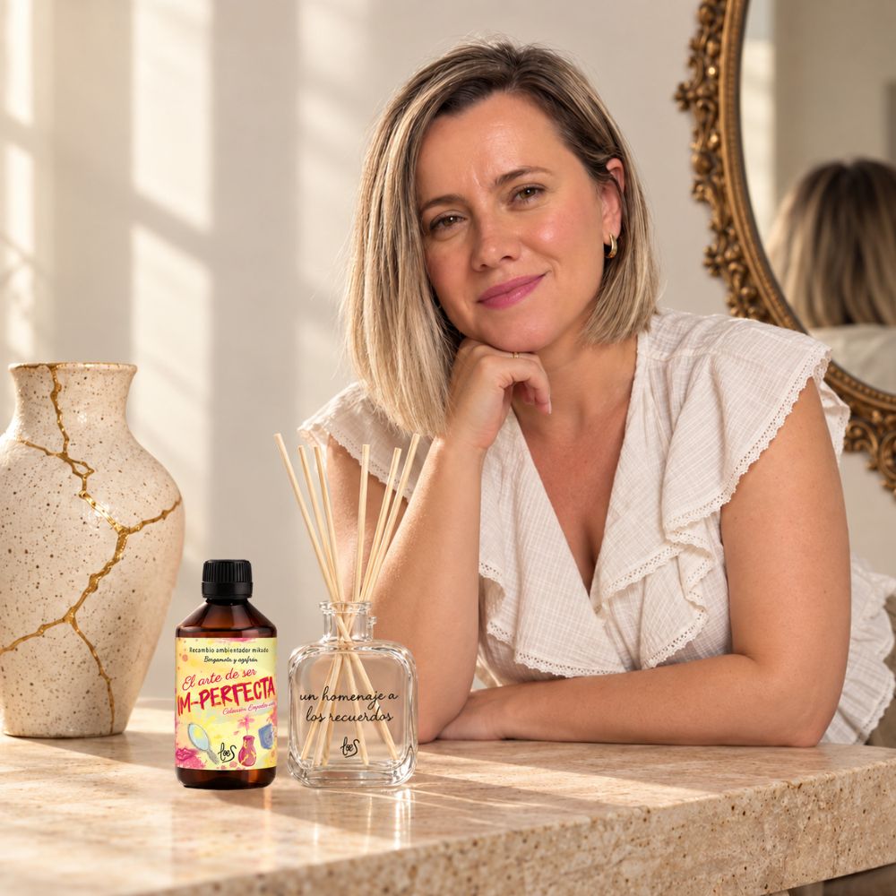 Ana Belén fundadora de D'Arome, junto al mikado Im-Perfecta de LoeS y un jarrón reparado con kintsugi – D'Arome