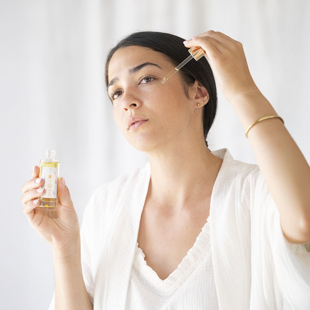 Aplicación sérum facial aceite de borraja Durance en rostro - D'Arome