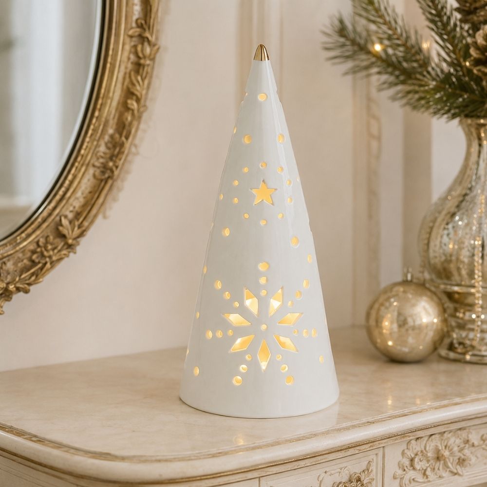 Árbol de Navidad decorativo de cerámica con luz LED grande Mathilde M sobre cómoda con jarrón dorado y espejo de fondo – D'Arome
