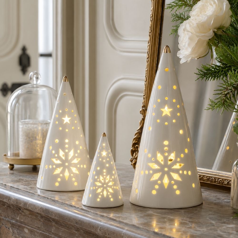 Comparativa de los tres árboles de Navidad decorativos con luz LED de Mathilde M: grande, mediano y pequeño sobre una repisa de granito y un espejo de fondo – D'Arome