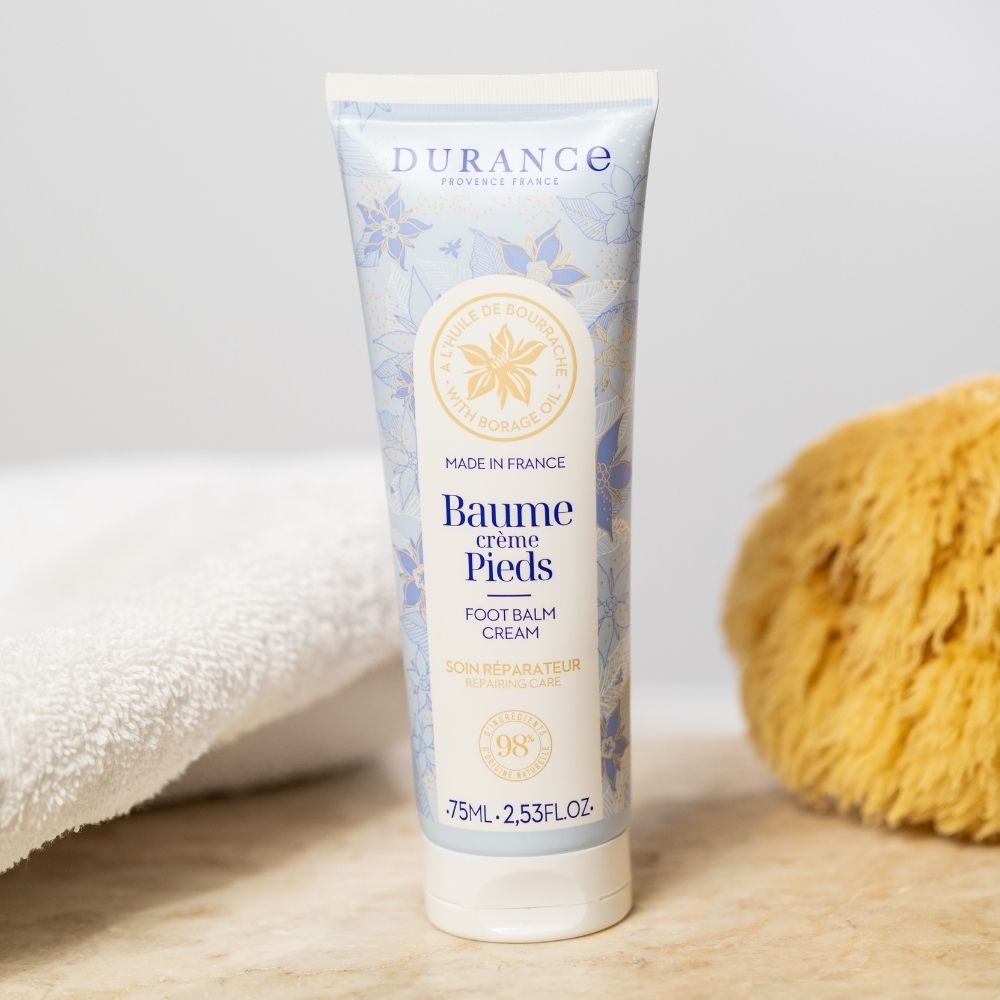 Bálsamo crema de pies con aceite de borraja Durance 75ml junto a toalla blanca y esponja natural de baño – D'Arome