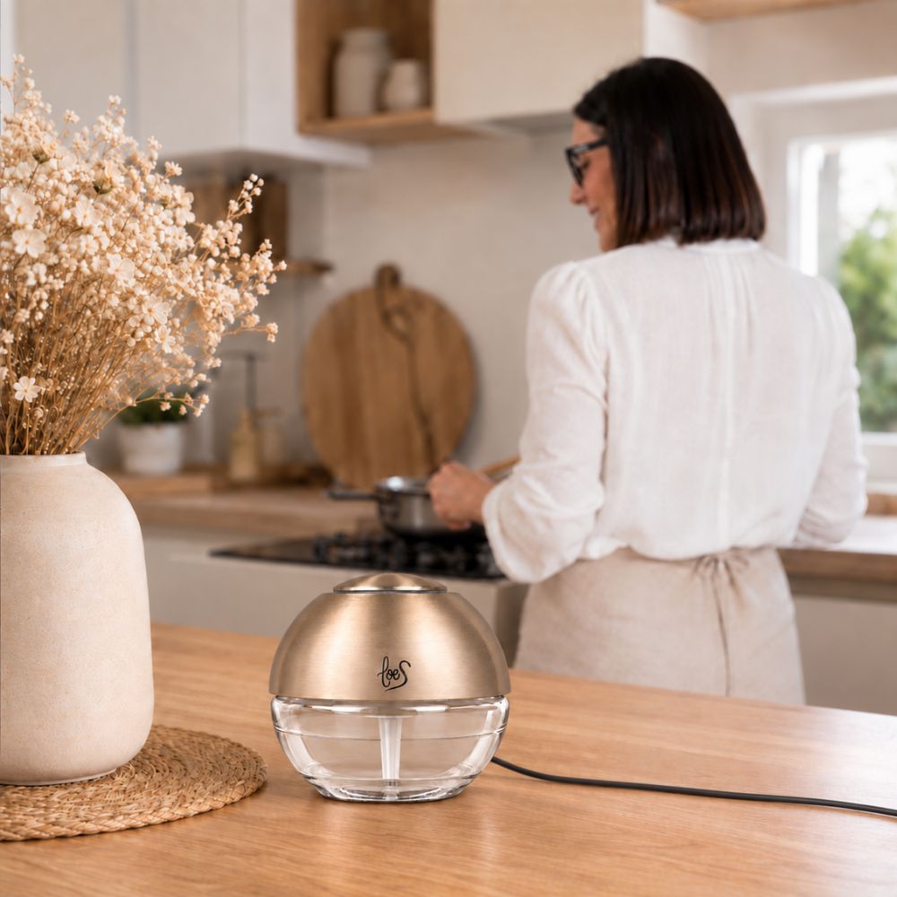 Difusor Bola de Olor dorada LoeS en la encimera de la cocina, elimina el mal olor de la comida mientras se cocina – D'Arome