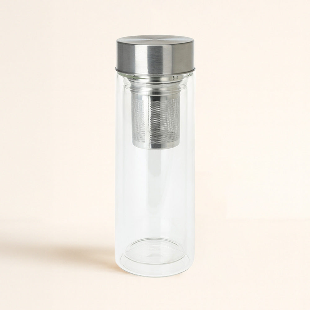 La botella de vidrio doble pared con filtro de300 ml ☀️ conserva tu té perfecto por más tiempo. Diseño elegante para llevarlo a dónde quieras.
