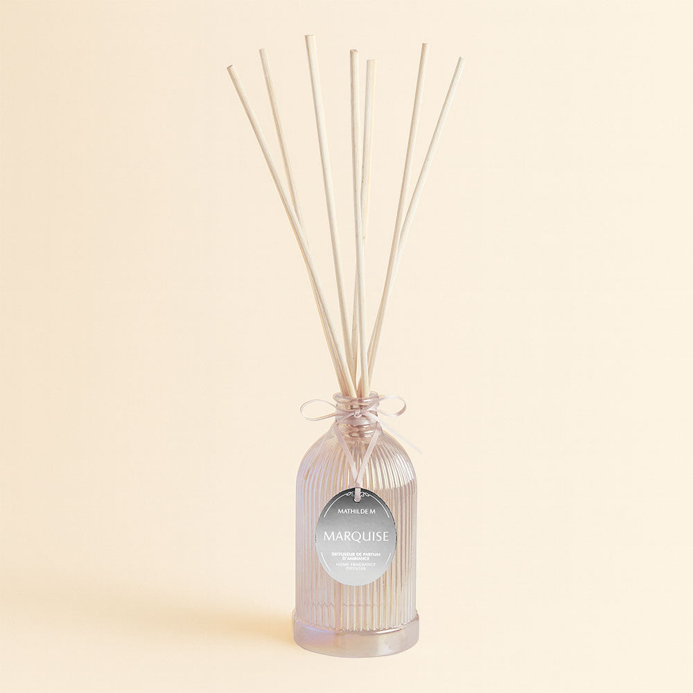 Bouquet perfumado Marquise 500ml de la colección Les Intemporelles en Fête. Intensidad y lujo en cristal premium con varillas de ratán. Prueba