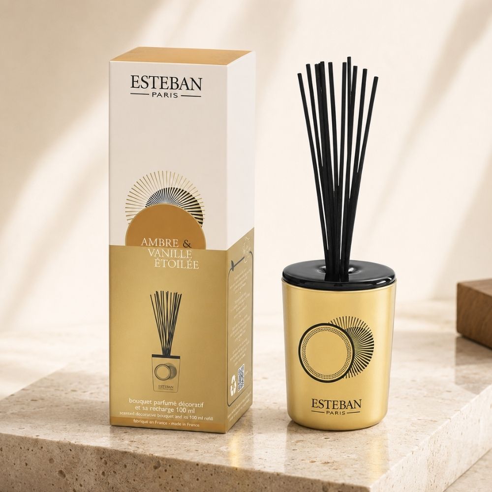 Caja y bouquet perfumado Ambre & Vanille Étoilée de Esteban Paris, difusor dorado con varillas negras y su recarga de 100 ml – D'Arome
