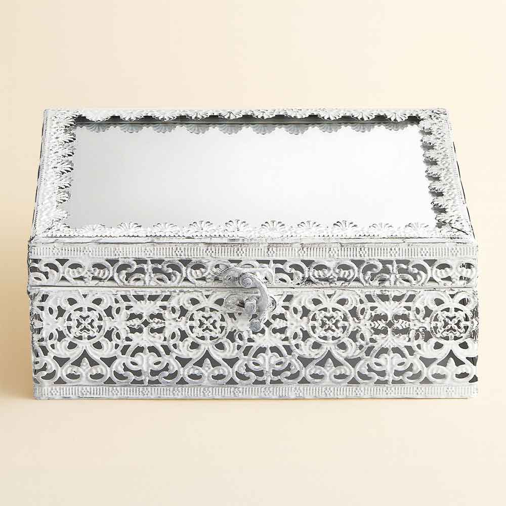 Caja decorativa PRÉCIEUSE de Mathilde M (22,5 cm). Cofre vintage de metal blanqueado y vidrio para joyas, tartaletas o recuerdos únicos.
