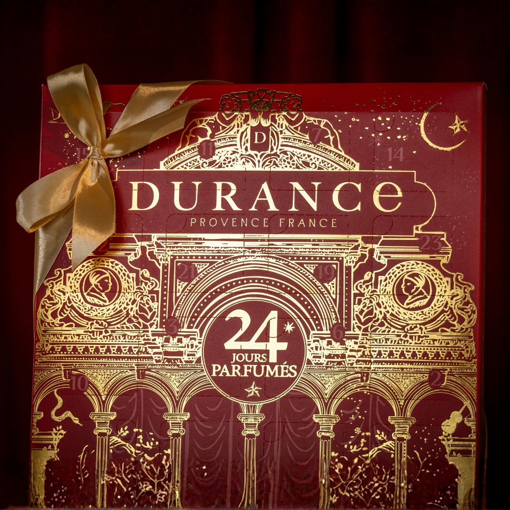 Primer plano del calendario de adviento Durance 2026 con logotipo Durance Provence France, lazo dorado, luna y estrella grabados en dorado – D'Arome