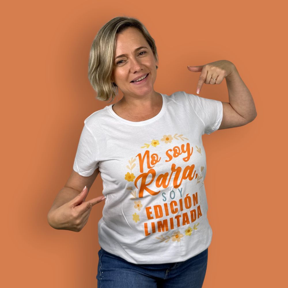 Camiseta "No soy rara, soy edición limitada". Algodón 100% suave, diseño cómodo y mensaje auténtico para mujeres únicas. ¡Descúbrela!
