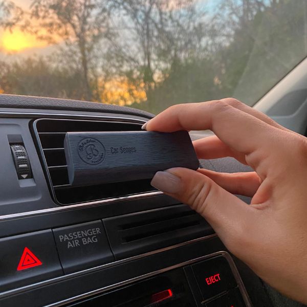 Car senses ambientador de coche de la marca Boles d'olor puesto en el coche