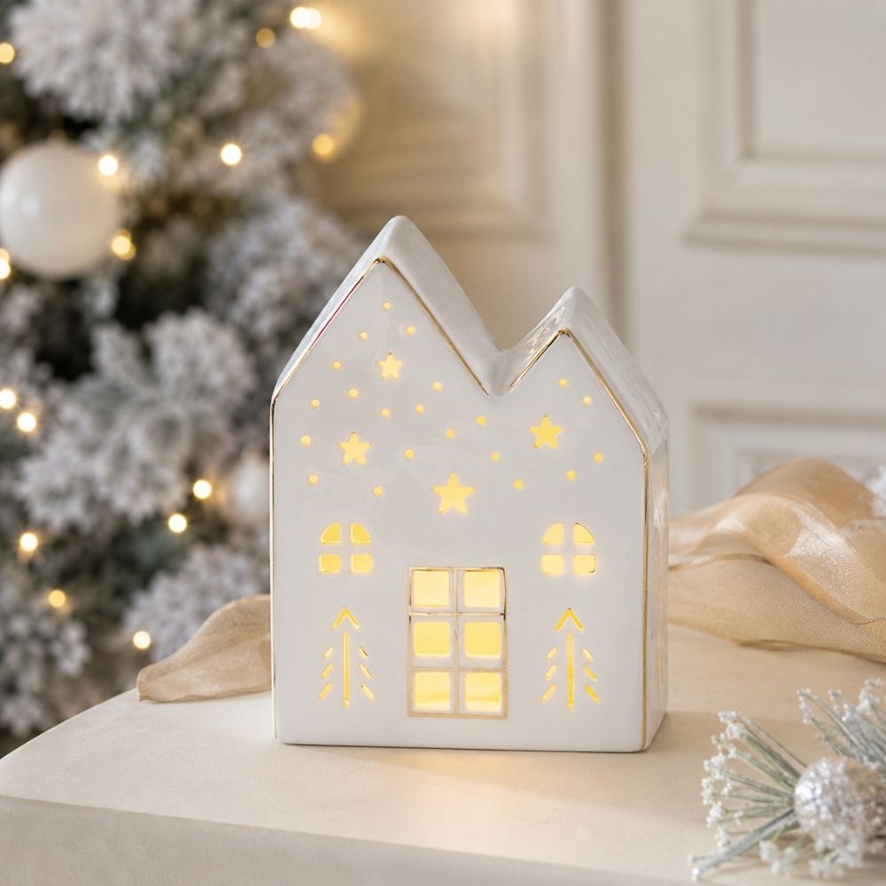 Detalle de la casita de Navidad cerámica LED grande Mathilde M con estrellas y ventanas caladas doradas – D'Arome