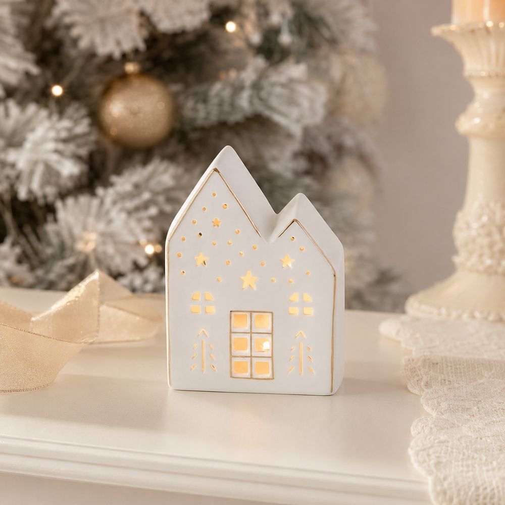 Casita de Navidad de cerámica blanca con luz LED pequeña iluminada de Mathilde M frente a árbol nevado decorativo – D'Arome