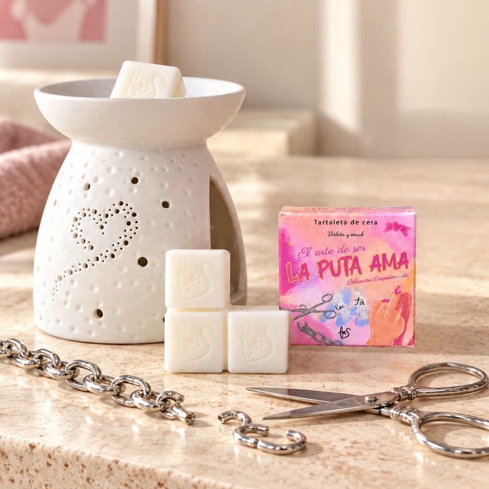 Cera para quemador La Puta Ama de LoeS con una onza en el plato del quemador de cerámica blanco con corazón y el resto de onzas junto a su caja – D’Arome