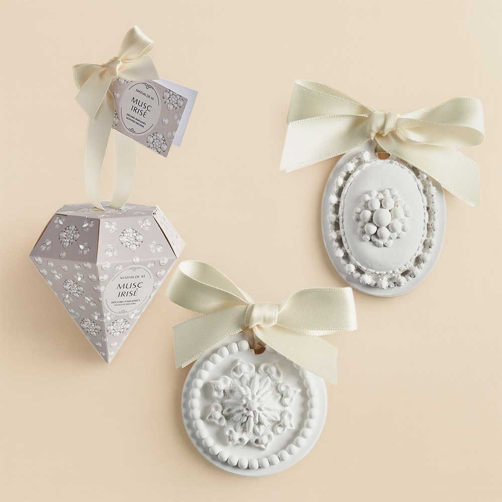 Cerámicas perfumadas Musc Irisé: iris, violeta y vainilla en una joya. El regalo perfecto para sorprender y vivir la Navidad con estilo francés.