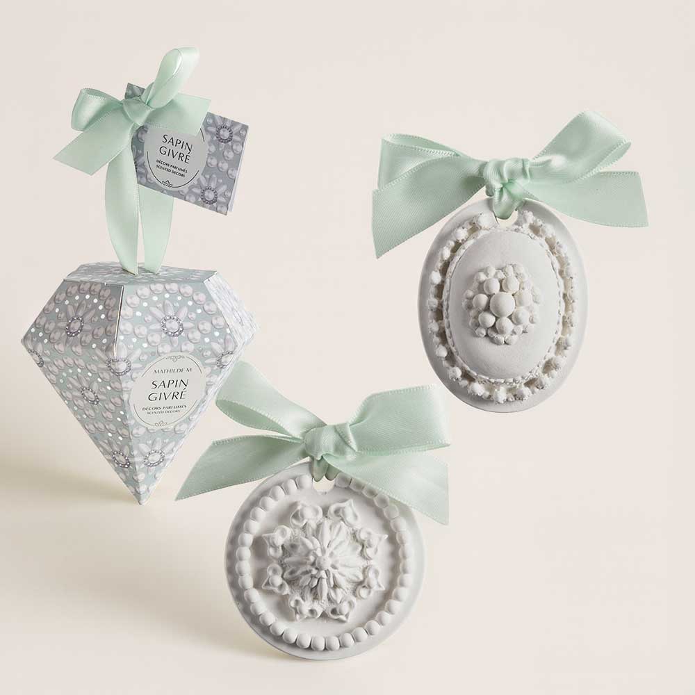 Set de cerámicas perfumadas Sapin Givré. Pensado para emocionar, decorar y perfumar con la esencia más auténtica del invierno.