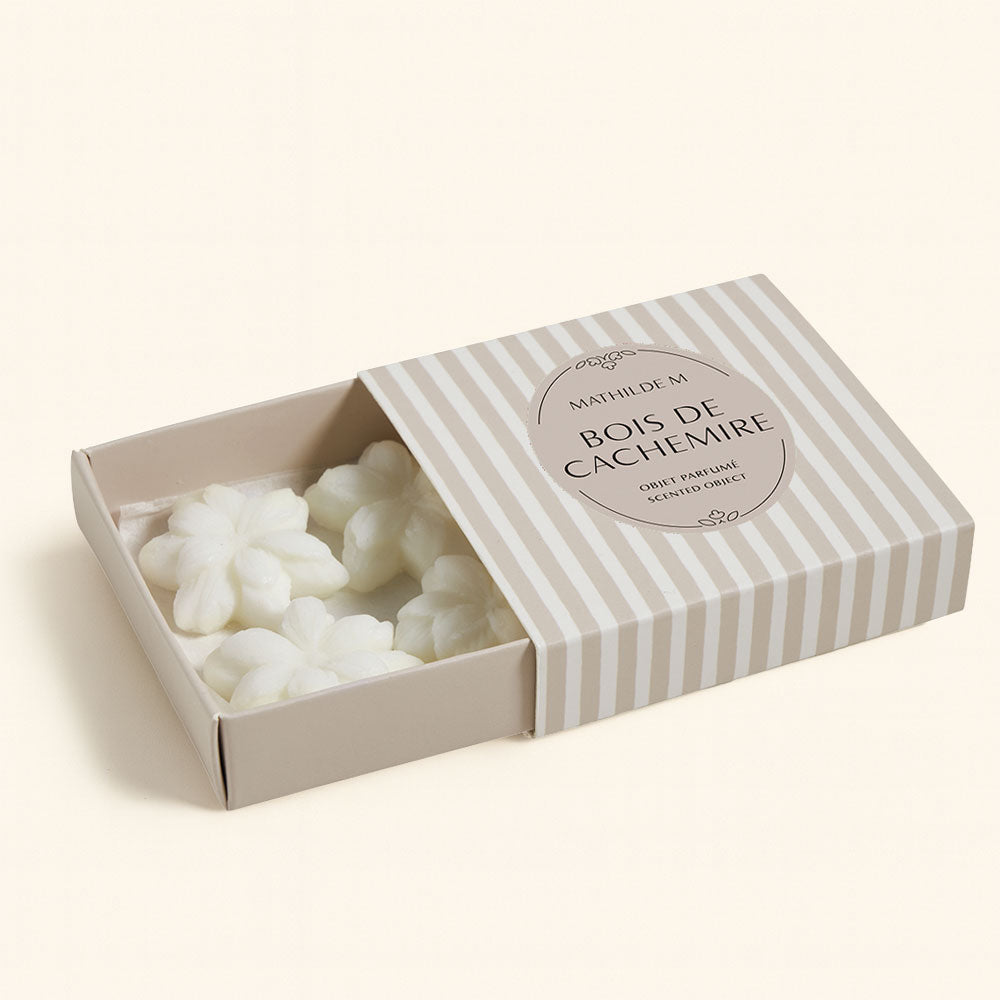 El confort del cachemir en tu hogar con estas 4 Ceras perfumadas Bois de Cachemire. 4h de perfume increíble en tu quemador. ¡Haz clic y siéntelo!