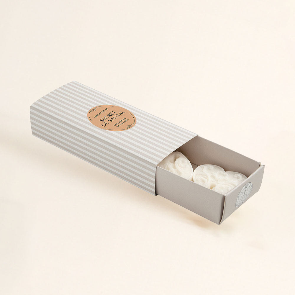 Secret de Santal: ceras perfumadas elegantes con notas de sándalo y jazmín. Hasta 10h de aroma cálido y envolvente. Perfectas para tu hogar.