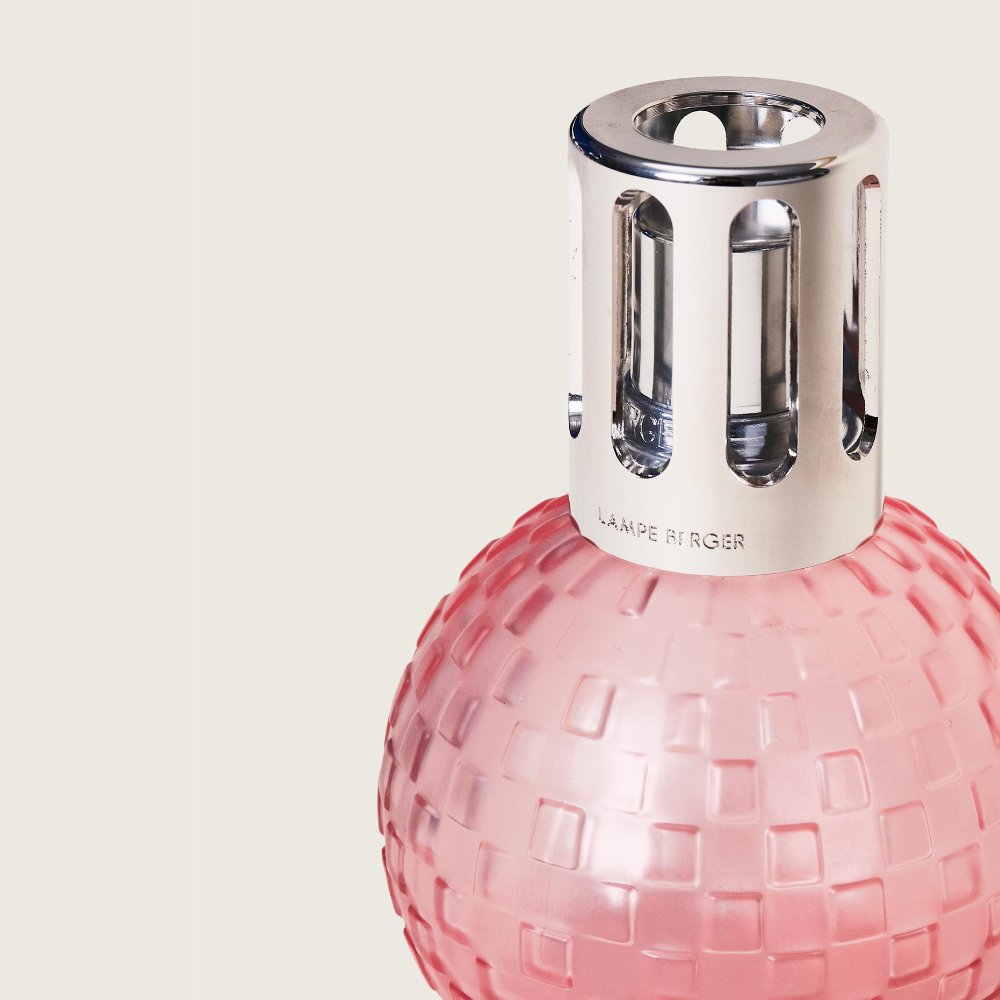Detalle montura plata brillante y efecto damero escarchado rosa Disco Maison Berger Estivale