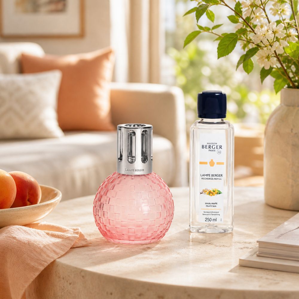 Cofre lámpara catalítica Disco Rosa Escarchada Maison Berger con aroma Soleil Fruité en salón veraniego con melocotones