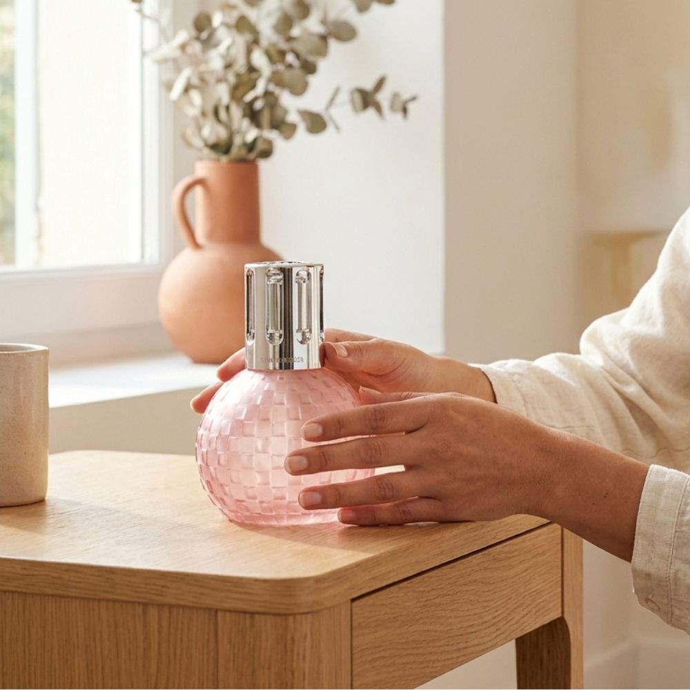 Mujer sujetando lámpara catalítica Disco Rosa Escarchada Maison Berger efecto damero escarchado