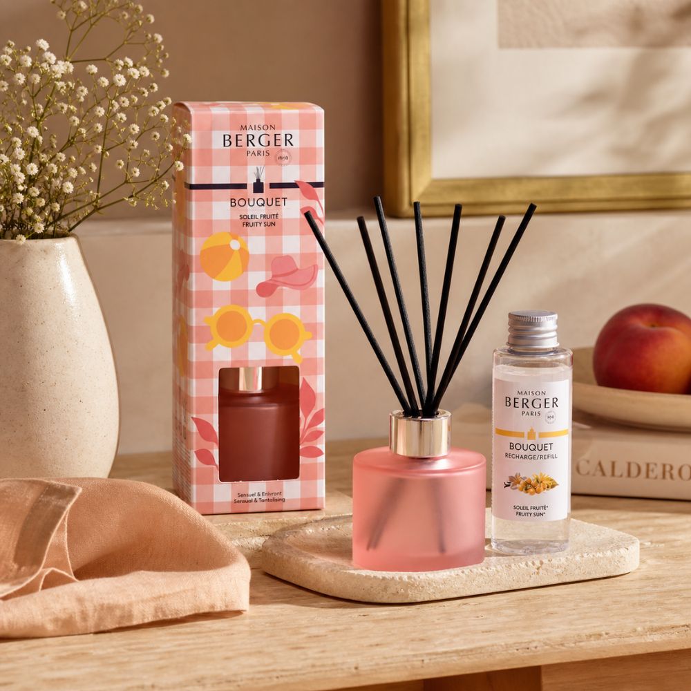 Mini Mikado Rosa Escarchado Maison Berger con Soleil Fruité en recibidor sobre piedra natural con caja