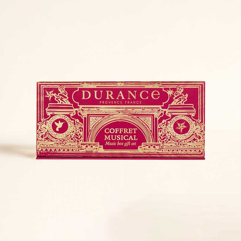 Cofre Musical Durance, caja exterior de regalo navideño en rojo y dorado con motivo de teatro, vista frontal – D'Arome