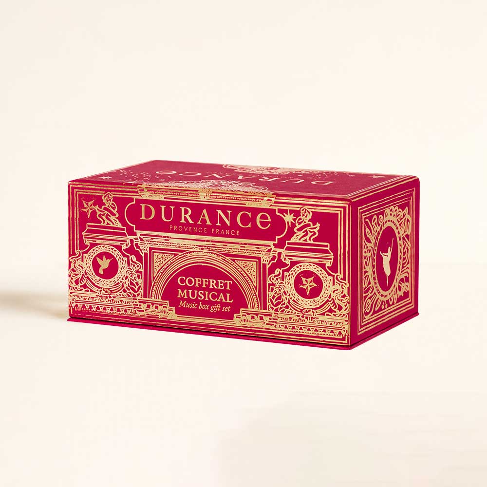 Cofre Musical Durance, caja exterior de regalo navideño en rojo y dorado con bailarina grabada, vista lateral – D'Arome