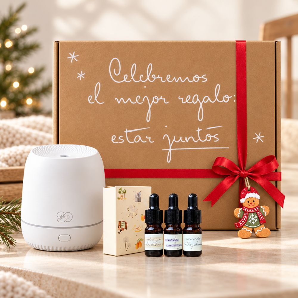 Difusor Sira con las esencias Abrazos en la Distancia, Siesta Contigo y Recuerdos entre Jabones de LoeS junto al cofre de Navidad en un ambiente navideño – D'Arome