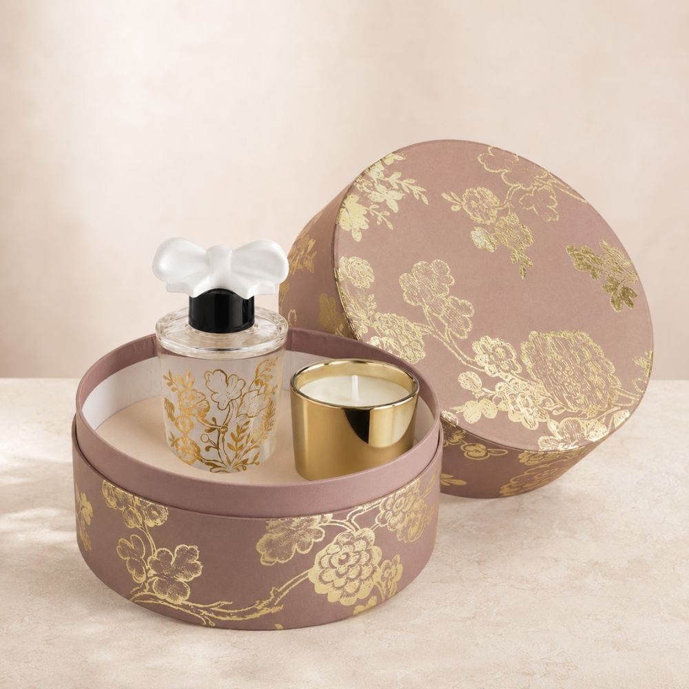 Cofre regalo redondo Trésor de Fleurs de Marquise Mathilde M con ambientador mikado de lazo cerámico y vela perfumada dorada – D'Arome