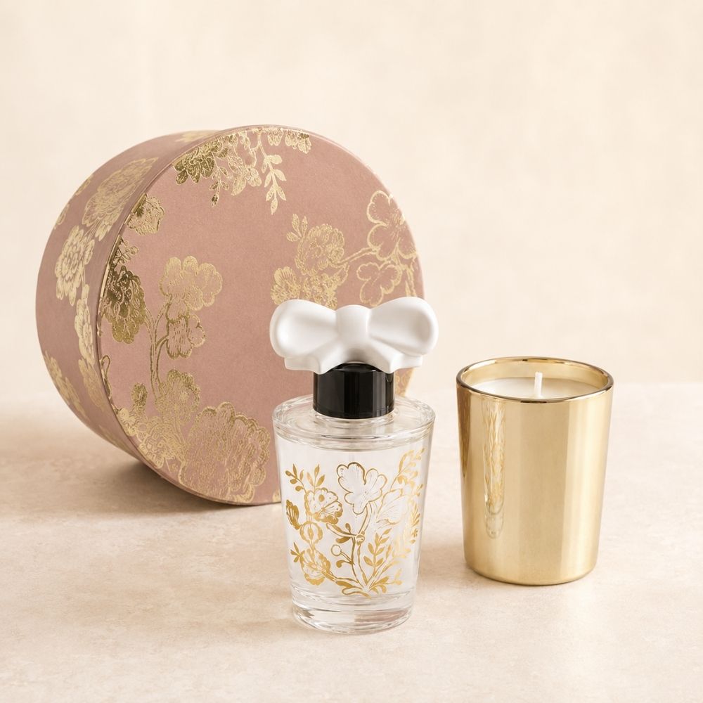 Ambientador mikado con capuchón de lazo blanco y vela dorada Trésor de Fleurs con aroma Marquise de Mathilde M junto a su caja de regalo floral – D'Arome