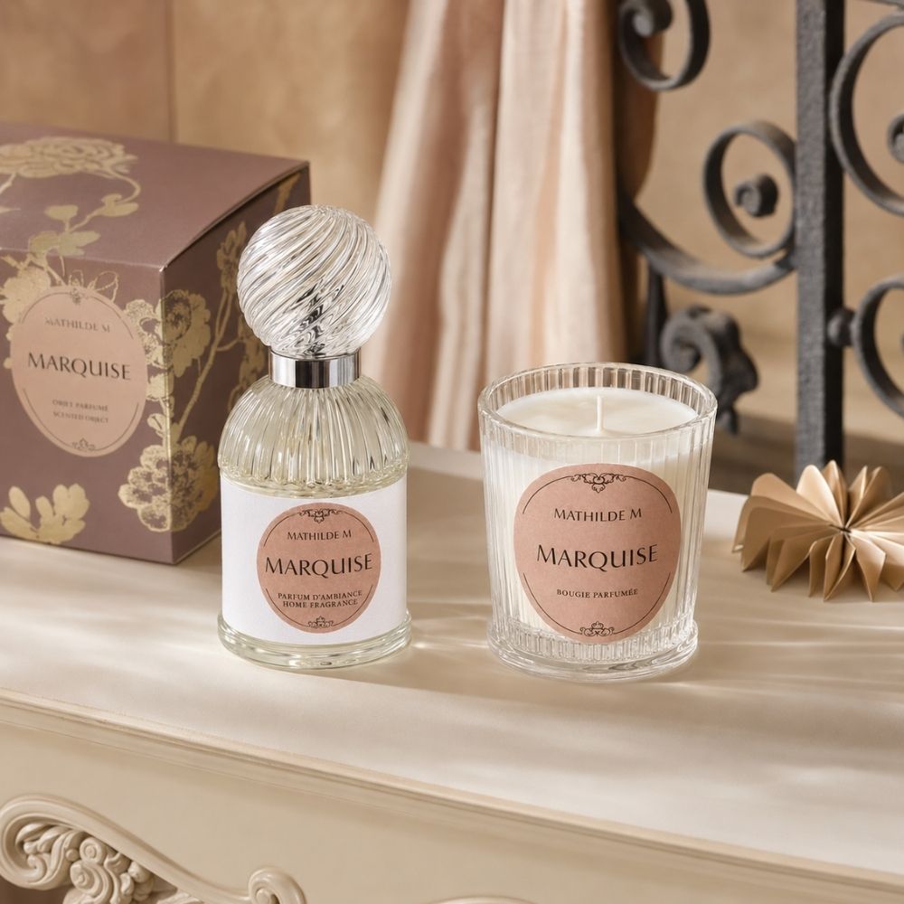 Ambientador spray y vela aromática Trésor de Fleurs del aroma Marquise de Mathilde M del cofre regalo, sobre repisa de mármol con detalle de forja – D'Arome