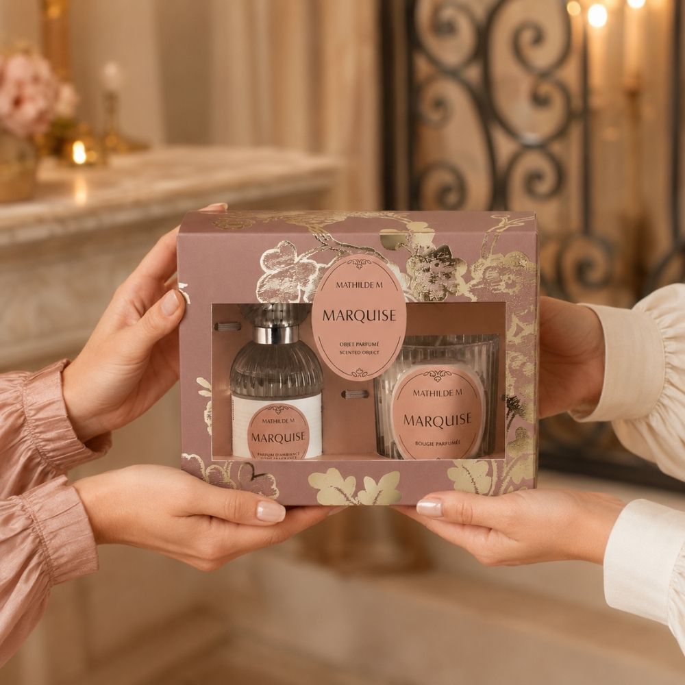Entrega de cofre regalo Trésor de Fleurs Marquise Mathilde M con ambientador spray y vela perfumada, ideal para regalar – D'Arome