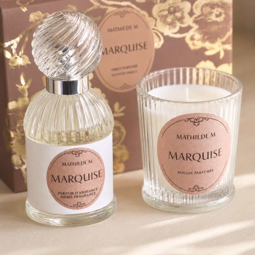 Primer plano del vaporizador de cristal estriado y la vela perfumada Trésor de Fleurs del aroma Marquise Mathilde M con su caja de regalo dorada – D'Arome