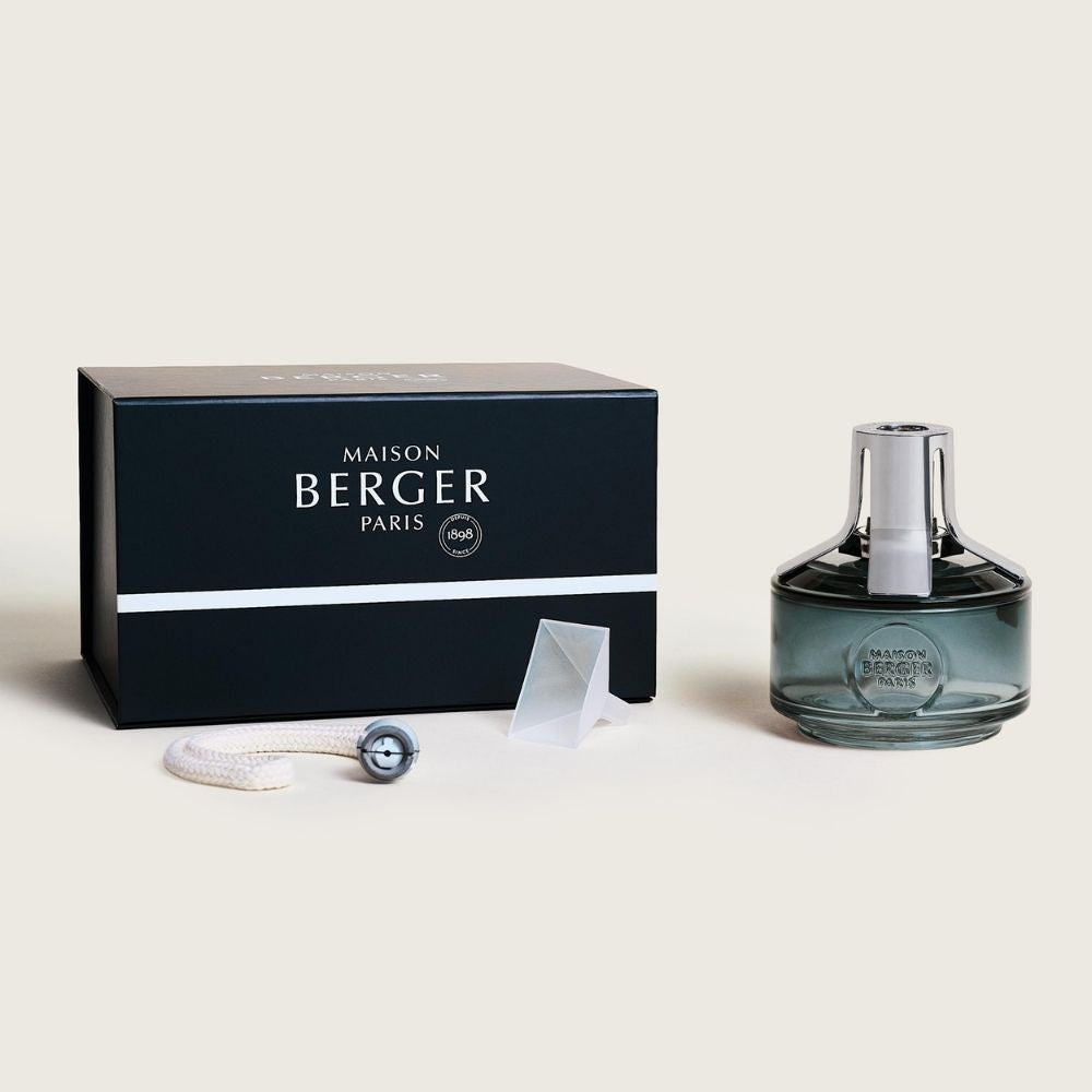 Cofre regalo lámpara catalítica Identity Azul Maison Berger con caja negra premium, lámpara de cristal azul y capuchón plateado, mecha y embudo incluidos – D'Arome