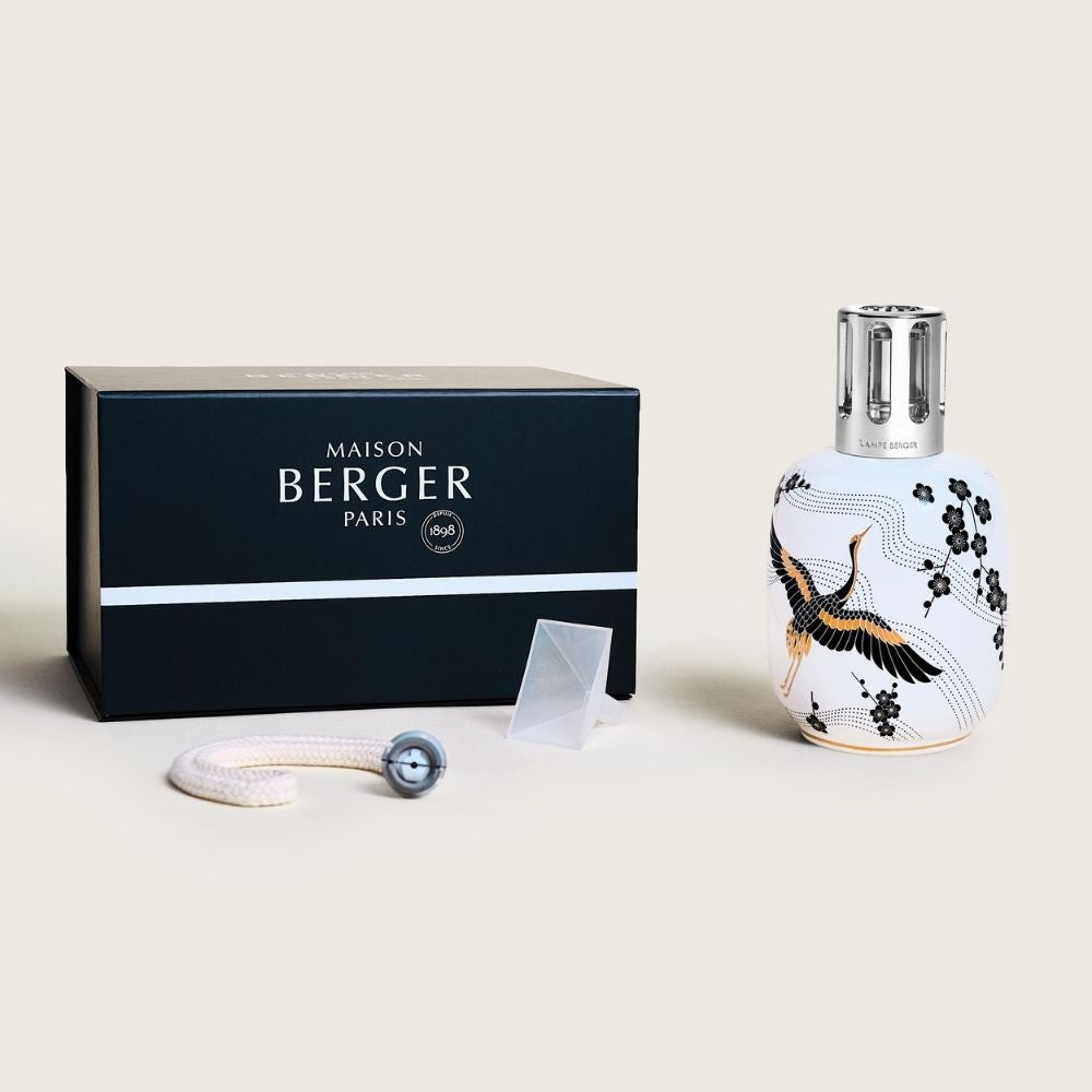 Cofre regalo lámpara catalítica Sakura Blanca Maison Berger con caja azul marino, lámpara ilustrada, mecha catalítica, tapón apagador y embudo transparente – D'Arome