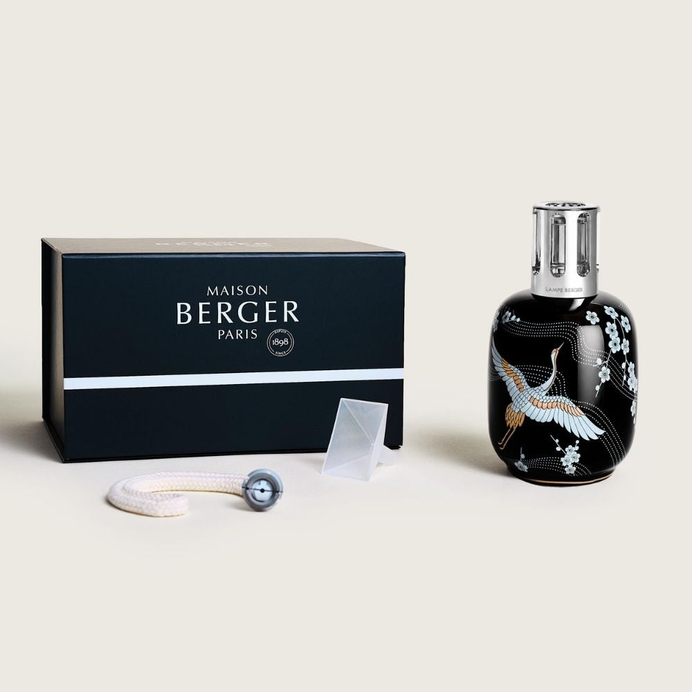 Cofre regalo lámpara catalítica Sakura Negra Maison Berger con caja azul marino premium, lámpara ilustrada, mecha catalítica, tapón apagador y embudo transparente – D'Arome