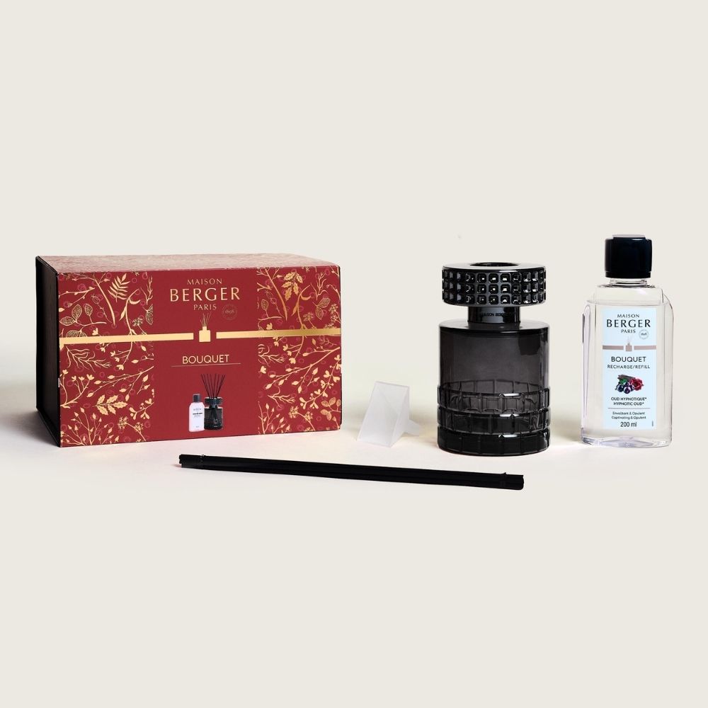 Cofre regalo navidad ambientador mikado Celebration Negro Maison Berger con caja edición roja dorada, mikado negro tallado, recambio Oud Hypnotique 200ml, embudo y varilla de fibra – D'Arome
