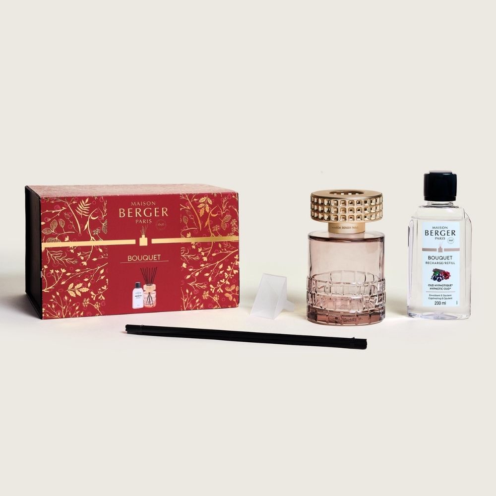 Cofre regalo navidad ambientador mikado Celebration Nude Maison Berger con caja edición roja dorada, mikado rosa, recambio Oud Hypnotique 200ml, embudo y varilla de fibra negra – D'Arome