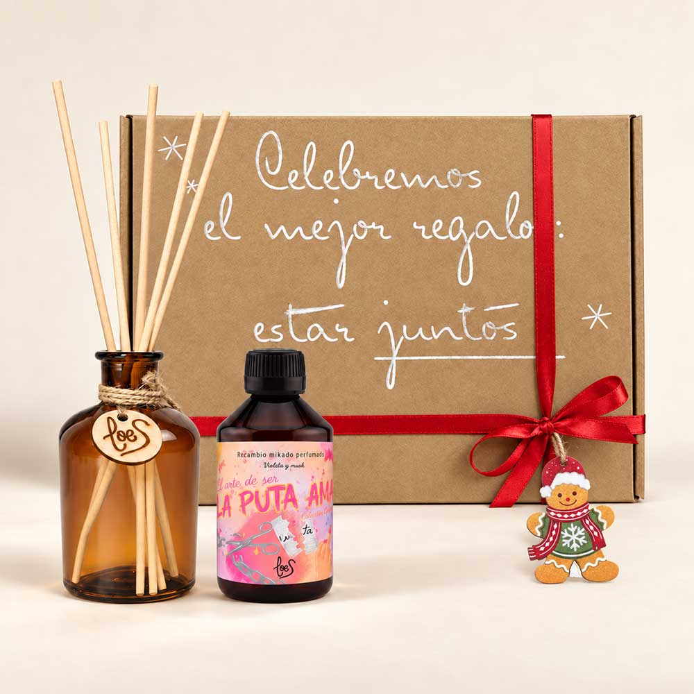 Cofre regalo de Navidad 'La Navidad la organizo yo' con mikado La Puta Ama de LoeS, envase Topacio y varillas, caja kraft con lazo rojo – D'Arome