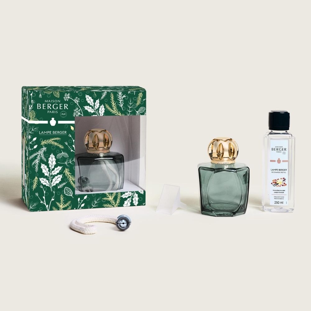 Cofre regalo navideño lámpara catalítica Magical Verde Maison Berger con caja floral verde, corona dorada y recambio Amber Powder 250ml – D'Arome