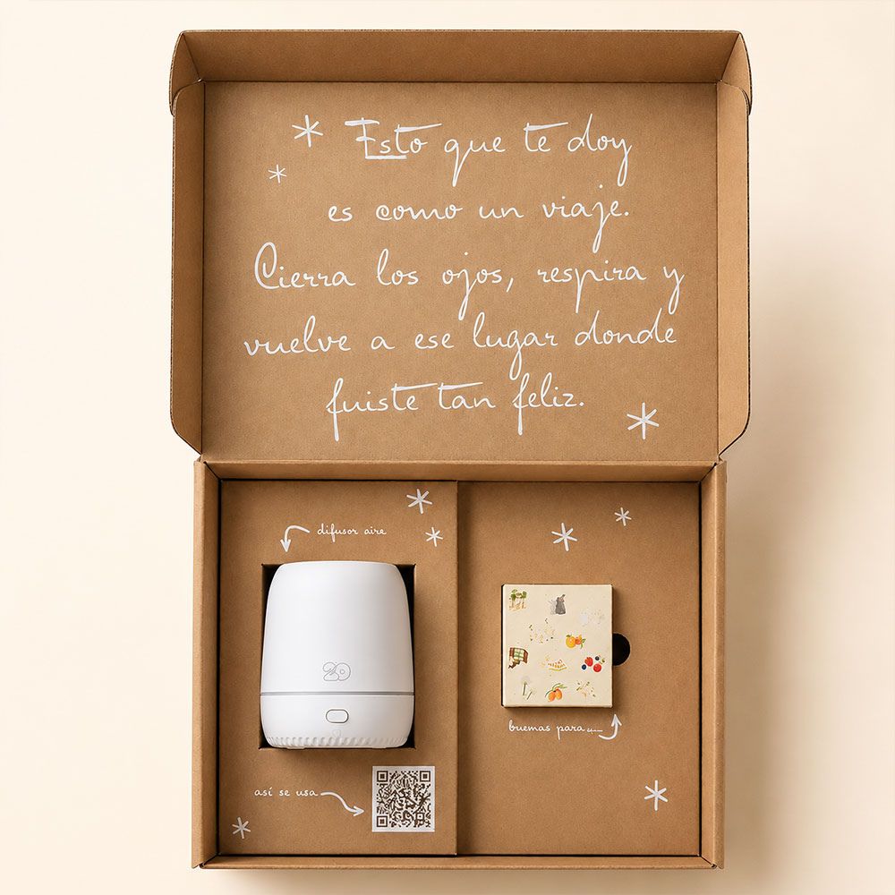 Cofre regalo original de D'Arome completamente abierto mostrando difusor Sira, cajita de mini esencias LoeS, QR de uso y mensaje emocional en la tapa "Esto que te doy es como un viaje, cierra los ojos, respira y vuelve a ese lugar donde fuiste tan feliz" – D'Arome