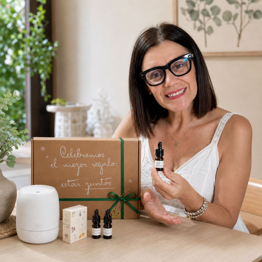 Marí Carmen, CEO y experta en aromas de D'Arome, presenta el cofre regalo original con difusor Sira, trío de mini esencias LoeS y caja kraft con lazo verde "Celebremos el mejor regalo: estar juntos" – D'Arome