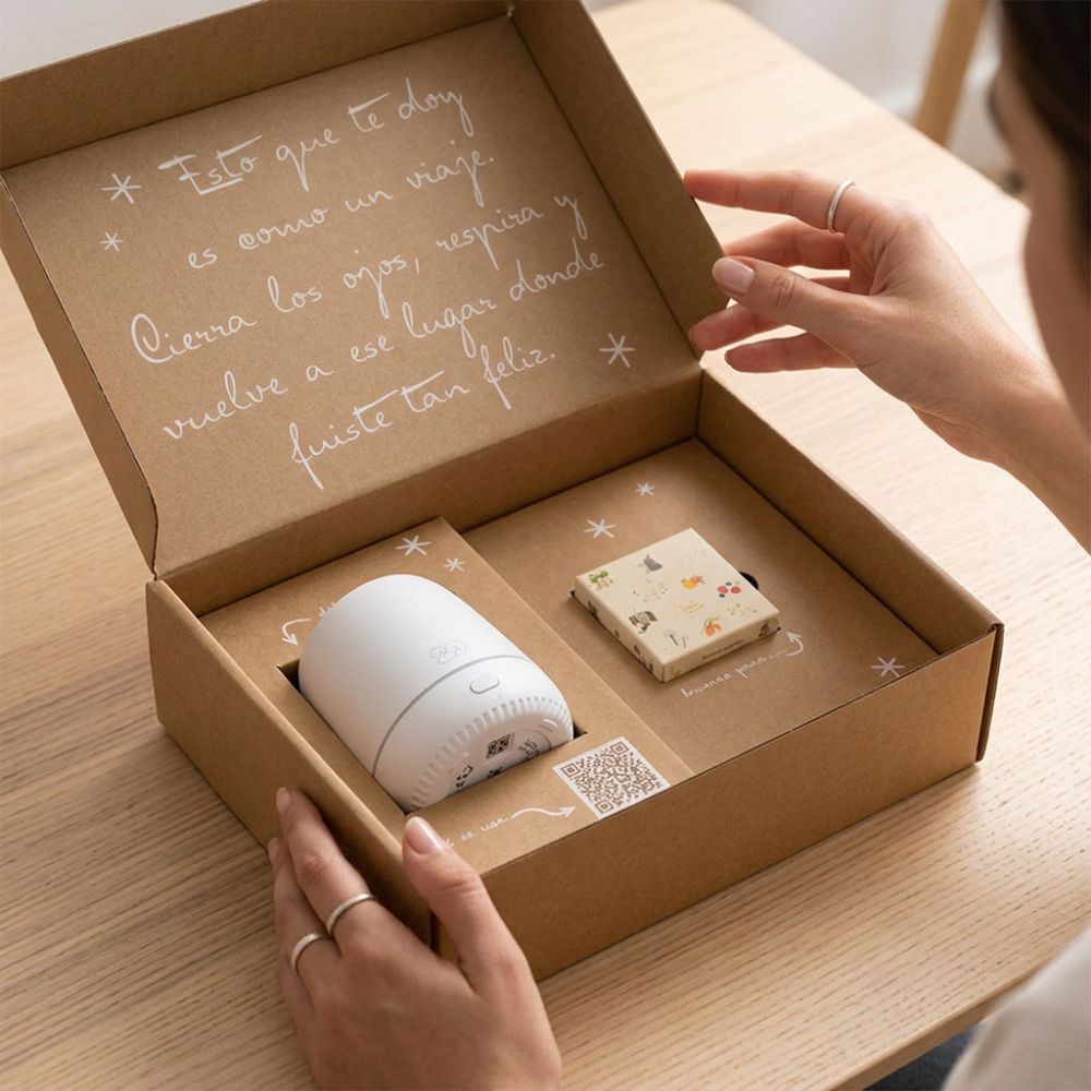 Unboxing del cofre regalo original de D'Arome con difusor Sira y cajita de mini esencias LoeS visible al abrir, mensaje interior escrito a mano "Esto que te doy es como un viaje, cierra los ojos, respira y vuelve a ese lugar donde fuiste tan feliz" – D'Arome