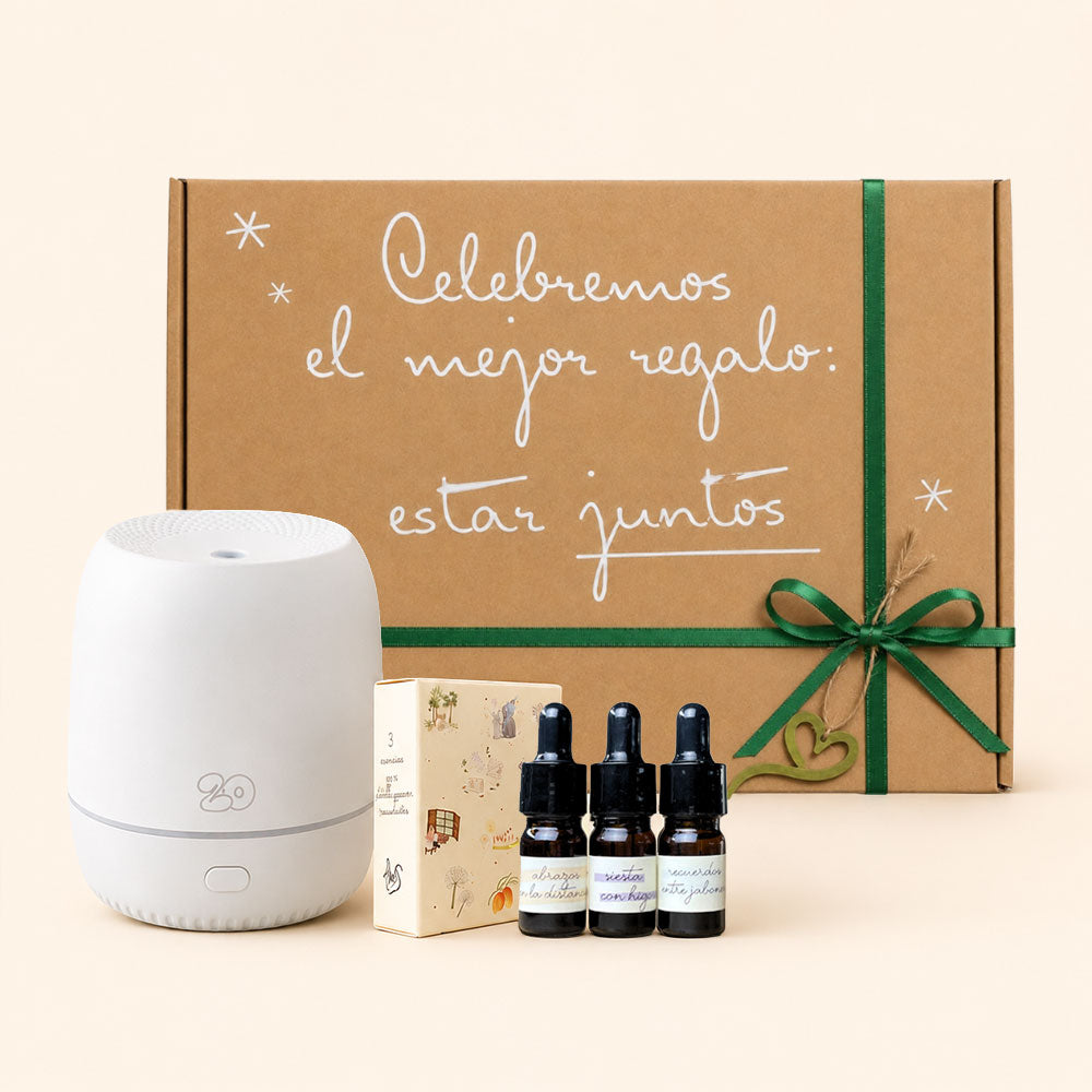Cofre regalo original de D'Arome con difusor de aromas Sira blanco, cajita con trío de mini esencias LoeS (Abrazos en la Distancia, Siesta con Higos y Recuerdos entre Jabones) y caja kraft con lazo verde "Celebremos el mejor regalo: estar juntos" – D'Arome