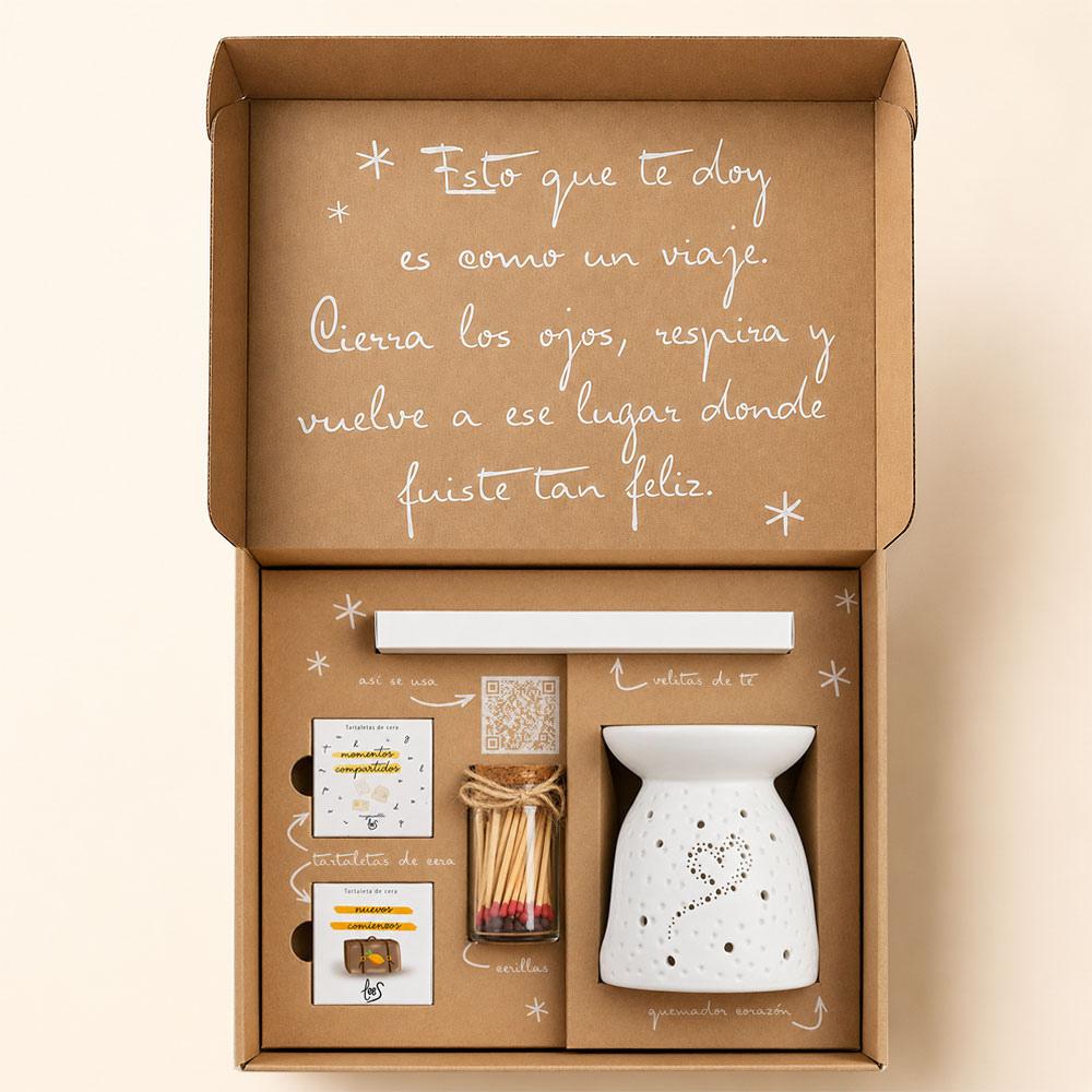 Interior del cofre regalo para profesora de D'Arome con quemador corazón de cerámica, tartaletas de cera Momentos Compartidos y Nuevos Comienzos de LoeS, cerillas decorativas, velitas de té y mensaje emocional "Esto que te doy es como un viaje" – D'Arome