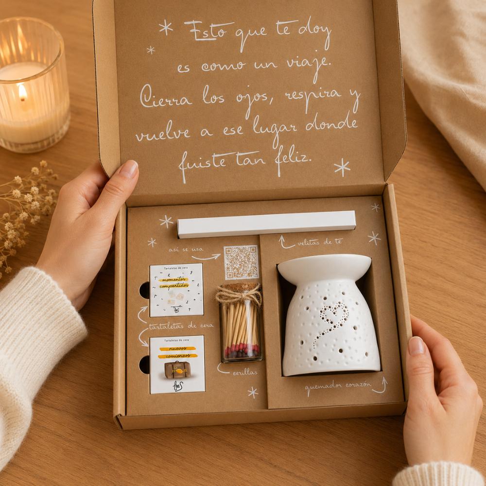 Unboxing del cofre regalo para profesora de D'Arome con quemador corazón de cerámica, tartaletas de cera LoeS, cerillas y mensaje emocional, en ambiente cálido con vela encendida – D'Arome
