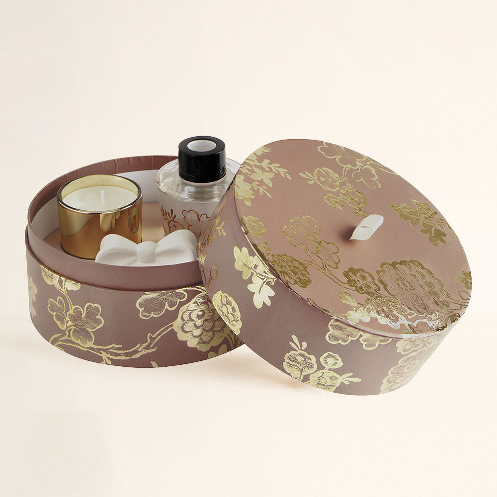 Cofre regalo Trésor de Fleurs Marquise Mathilde M con ambientador mikado de con lazo de cerámica y vela dorada en caja vintage decorativa. Perfecta para regalar– D'Arome