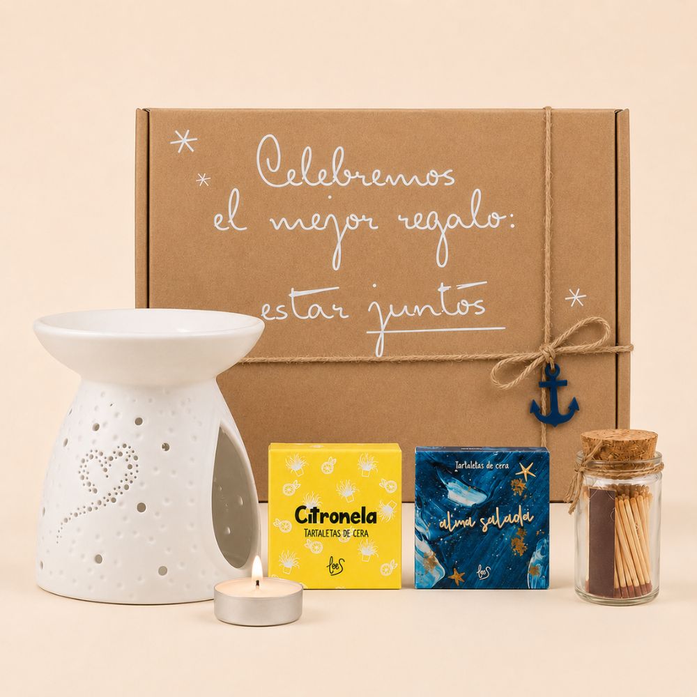 Cofre regalo de verano "Huele a vacaciones" con quemador de cerámica corazón, tartaletas de cera Citronela y Alma Salada, cerillas y caja kraft con ancla azul de LoeS – D'Arome