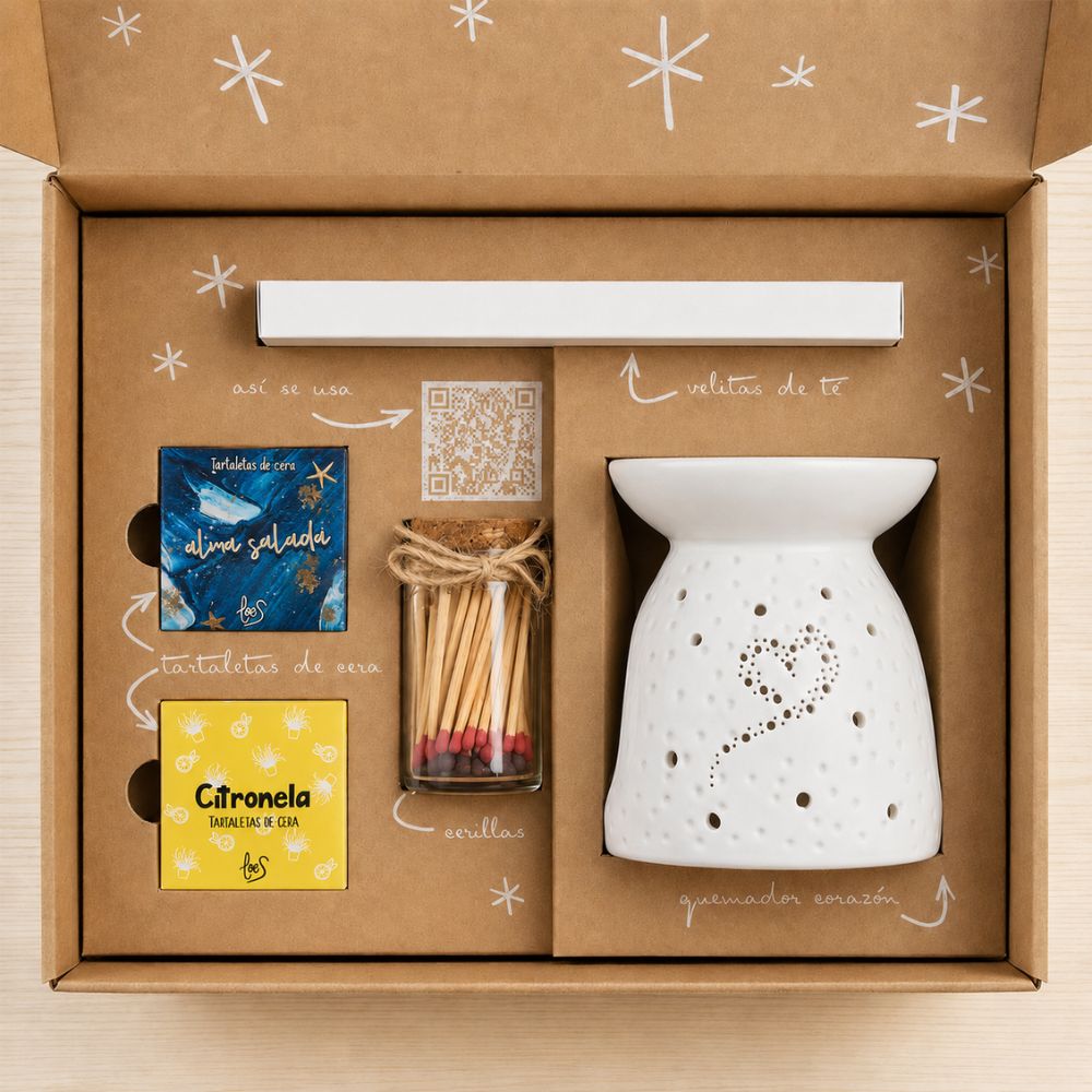 Interior del cofre regalo de verano de LoeS con todos los componentes etiquetados: quemador corazón, tartaletas de cera Citronela y Alma Salada, velitas de té y cerillas – D'Arome