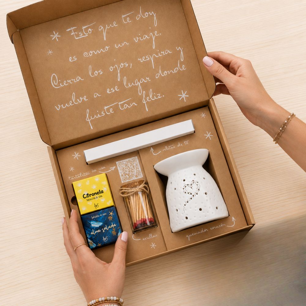 Unboxing del cofre regalo de verano LoeS, manos descubriendo el quemador de cerámica, tartaletas de cera y velitas de té dentro de la caja kraft – D'Arome